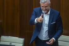 Na snímke poslanec NR SR Tibor Gašpar (Smer-SD) sa raduje po jeho zvolení za nového podpredsedu NR SR počas rokovania 15. schôdze Národnej rady SR 27. júna 2024 v Bratislave. 

FOTO: TASR/Jakub Kotian