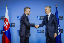 Zľava prezident Peter Pellegrini a generálny tajomník NATO Jens Stoltenberg. FOTO: TASR/Kancelária prezidenta