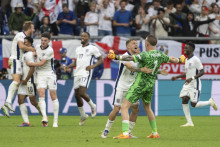 Anglickí futbalisti sa tešia z gólu na 1:1, v popredí sprava brankár Jordan Pickford a Kieran Trippier počas osemfinálového zápasu Anglicko - Slovensko na ME vo futbale v nemeckom meste Gelsenkirchen. FOTO: TASR/Martin Baumann