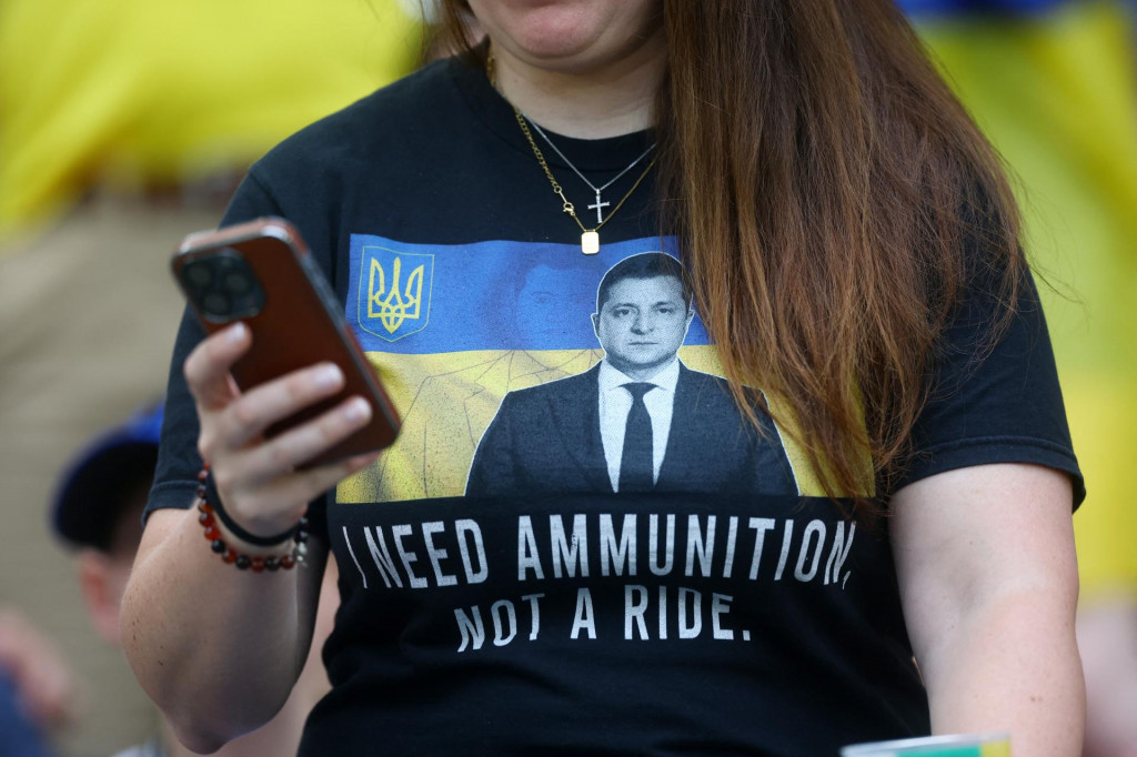 Tričko s ukrajinským prezidentom Volodymyrom Zelenským, na ktorom sa píše ”Potrebujem muníciu, nie odvoz”. ILUSTRAČNÉ FOTO: REUTERS