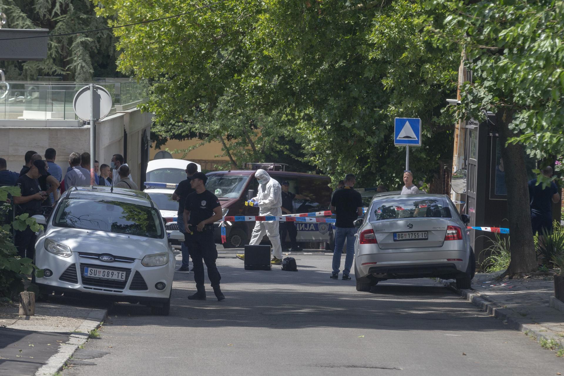 Pred izraelskou ambasádou v Srbsku postrelili policajta, útočník je po smrti