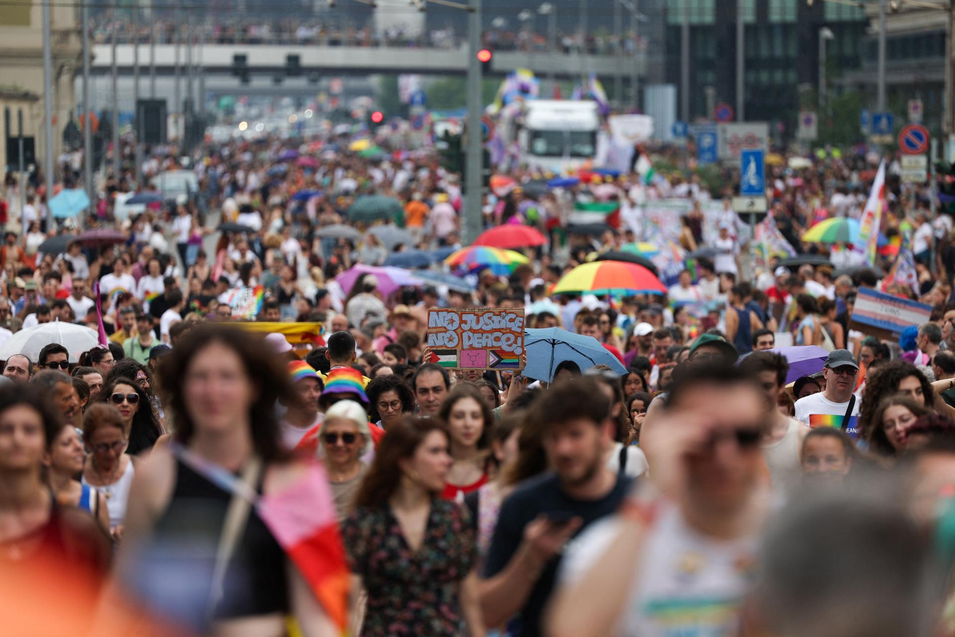 Desaťtisíce ľudí sa v Paríži zúčastnili pochodu hrdosti LGBT+. Obávajú sa, že moc preberie krajná pravica