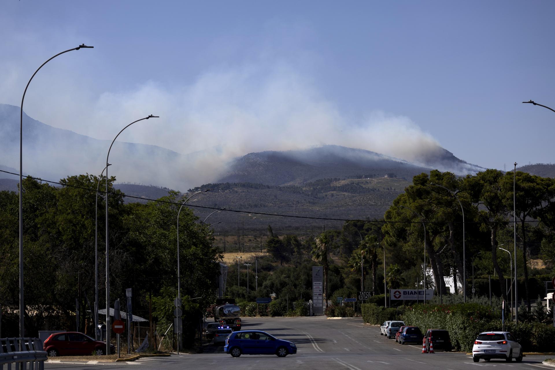 Grécko bojuje s intenzívnou sezónou lesných požiarov, horí aj neďaleko Atén