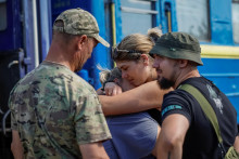 Členovia ukrajinskej služby sa lúčia s príbuznými, ktorí ich navštívili. FOTO: Reuters
