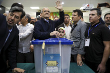 Reformista a iránsky prezidentský kandidát Massúd Pezeškiján volí v Teheráne v prezidentských voľbách v Iráne. FOTO: TASR/AP