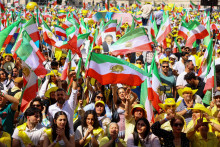 Iránci protestovali deň po prvom kole prezidentských volieb v Iráne. FOTO: Reuters