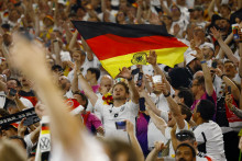 Nemeckí fanúšikovia po zápase oslavujú. FOTO: Reuters