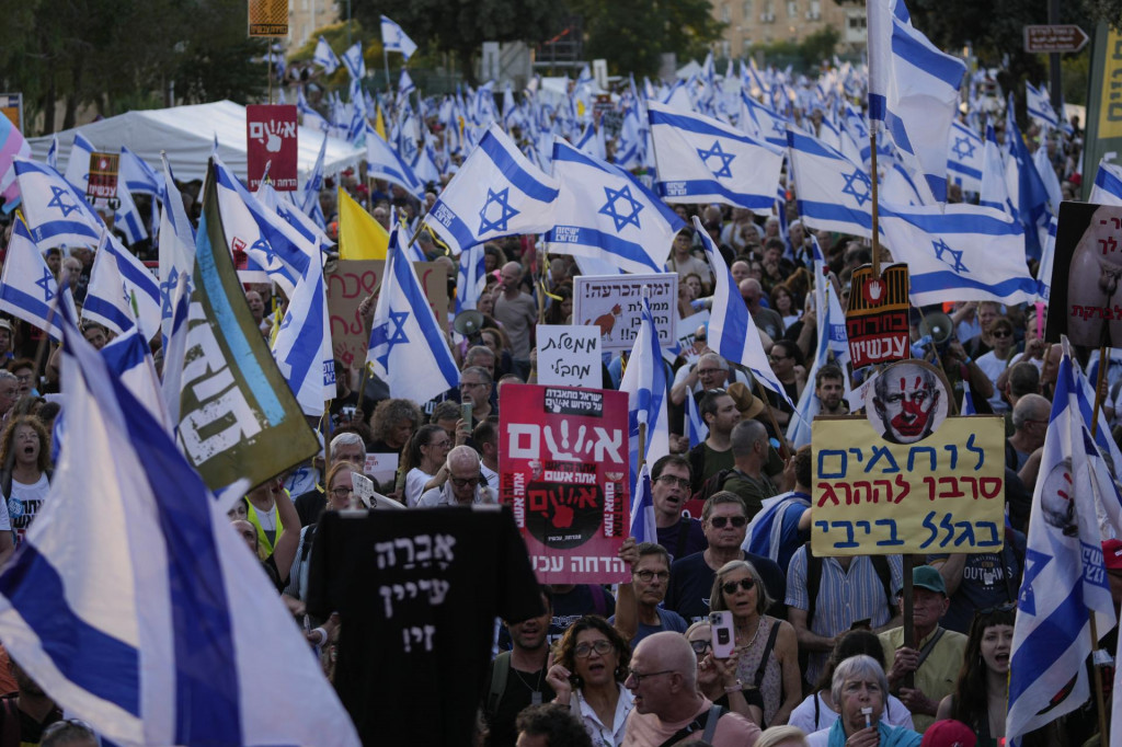 Protivládni demonštranti protestujú pred budovou parlamentu v Jeruzaleme. FOTO: TASR/AP