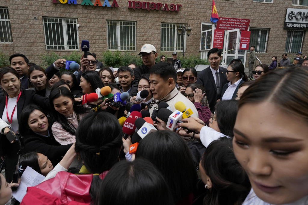 Mongolský premiér Luvsannamsrain Oyun-Erdene (uprostred) hovorí s novinármi po jeho hlasovaní v parlamentných voľbách v Ulanbátare. FOTO: TASR/AP