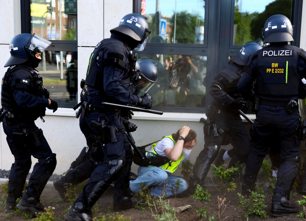 Polícia sa potýka s demonštrantmi, ktorí blokujú prístup v blízkosti miesta konania straníckeho zjazdu delegátov nemeckej krajne pravicovej Alternatívy pre Nemecko v Essene. FOTO: Reuters