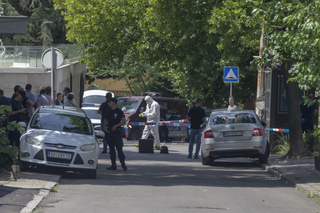Srbskí politajti zasahujú po útoku neďaleko budovy izraeského veľvyslanectva v Belehrade. FOTO: TASR/AP
