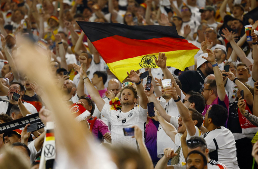 Nemeckí fanúšikovia po zápase oslavujú. FOTO: Reuters