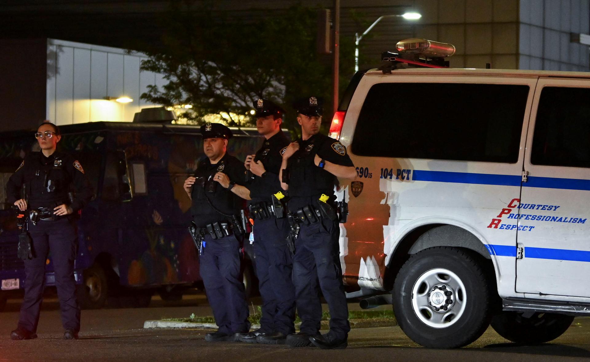 Policajti v New Yorku zastrelili chlapca, ktorý na nich mieril replikou zbrane. Mysleli si, že je reálna