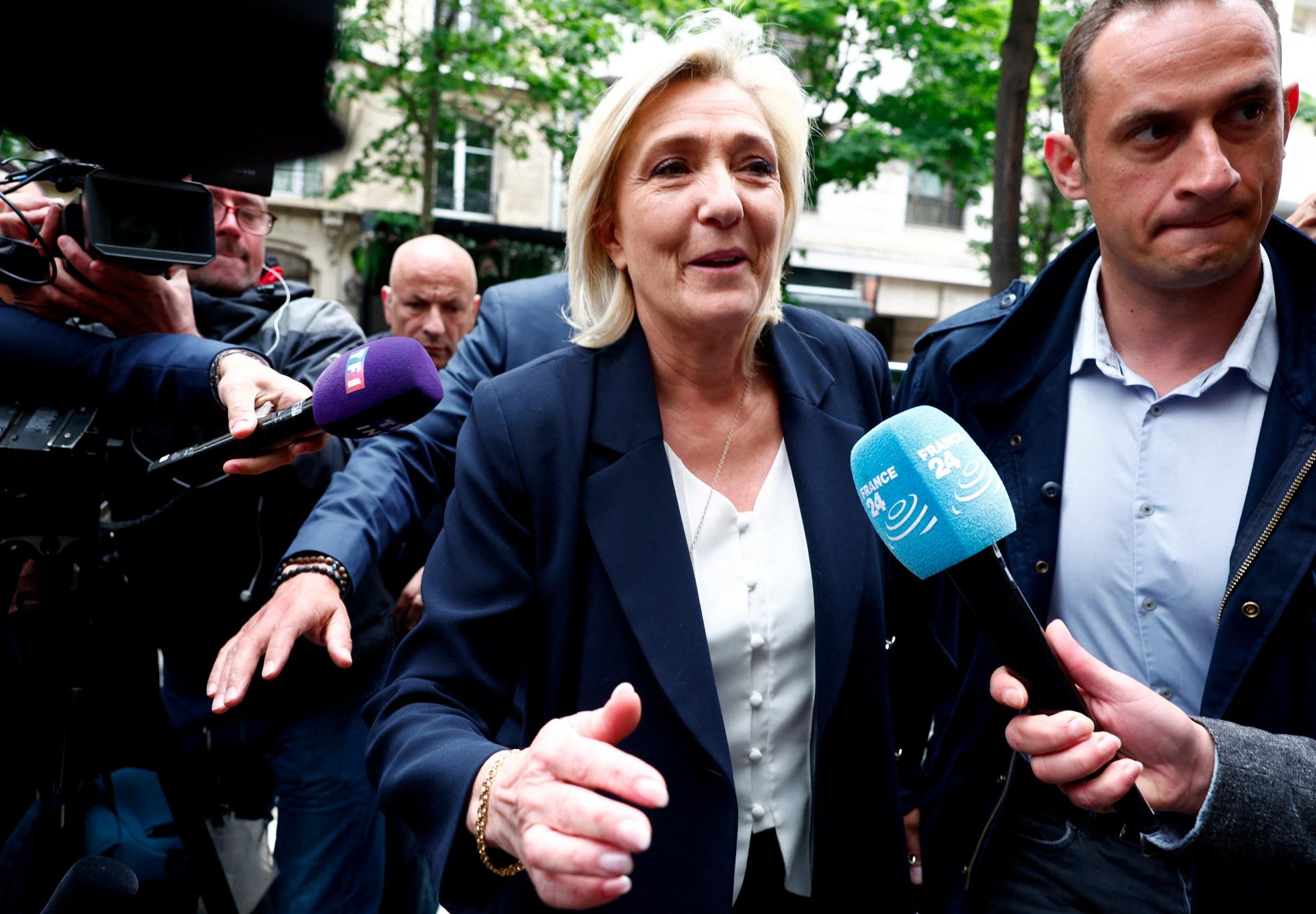 Vo Francúzsku začalo prvé kolo predčasných parlamentných volieb. Očakáva sa víťazstvo strany Le Penovej