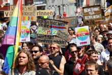 Demonštranti protestujúci v nemeckom meste Essen, kde sa konal zjazd krajne pravicovej strany AfD. FOTO: REUTERS