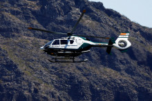 Helikoptéra španielských záchranárov pátra po nezvestnom  Jayovi Slaterovi. FOTO: REUTERS