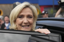 Bývalá predsedníčka krajne pravicového Národného združenia Marine Le Penová nastupuje do auta po volebnom akte v meste Hénin-Beaumon počas 1. kola predčasných parlamentných volieb vo Francúzsku. FOTO: TASR/AP