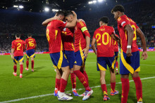 Španiel Fabian Ruiz sa teší so spoluhráčmi po strelení gólu počas osemfinálového zápasu Španielsko - Gruzínsko na ME vo futbale v Kolíne nad Rýnom v nedeľu. FOTO: TASR/AP