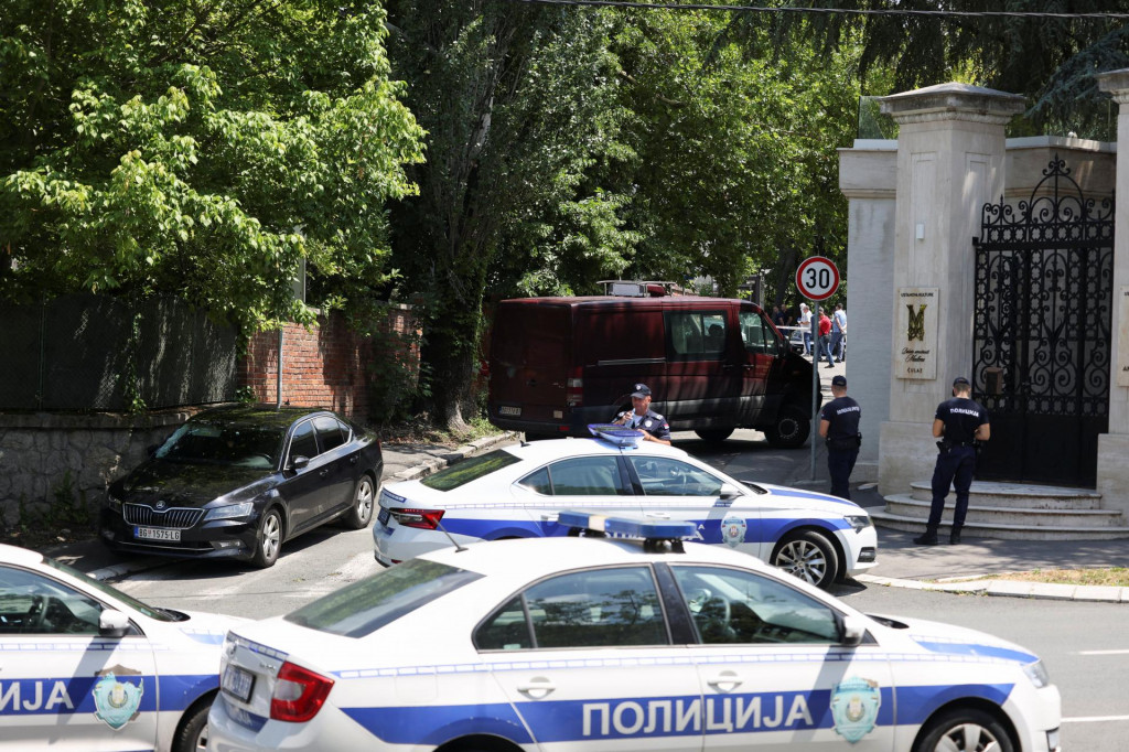 Polícia po útoku na izraelskú ambasádu v srbskom Belehrade. FOTO: REUTERS