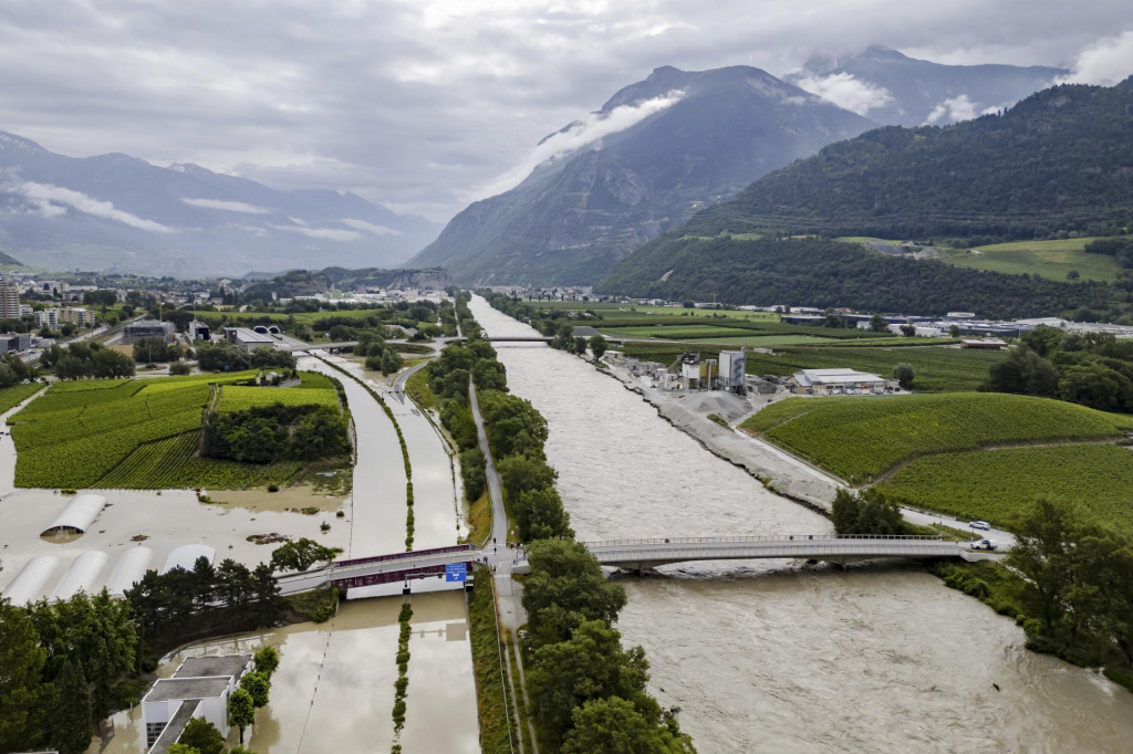Voda z rieky Rhône sa vyliala na diaľnicu A9 po silných búrkach, ktoré spôsobili záplavy v meste Sierre na juhozápade Švajčiarska. FOTO: TASR/AP