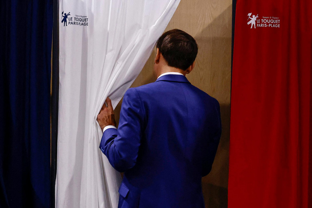 Francúzsky prezident Emmanuel Macron vo volebnej miestnosti. FOTO: REUTERS