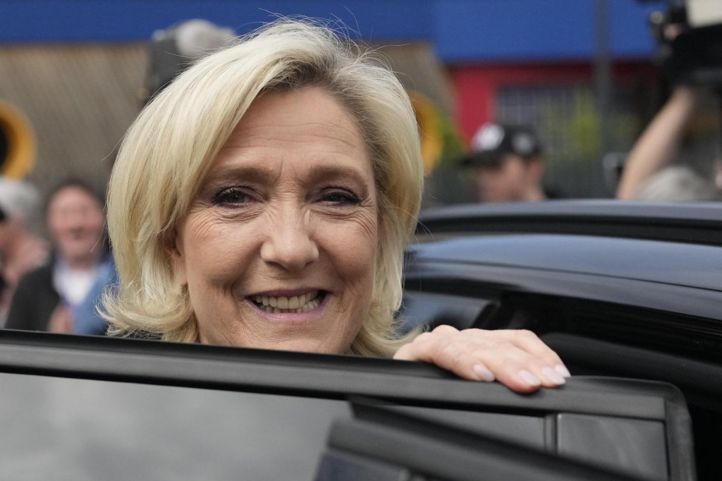 Bývalá predsedníčka krajne pravicového Národného združenia Marine Le Penová nastupuje do auta po volebnom akte v meste Hénin-Beaumon počas 1. kola predčasných parlamentných volieb vo Francúzsku. FOTO: TASR/AP
