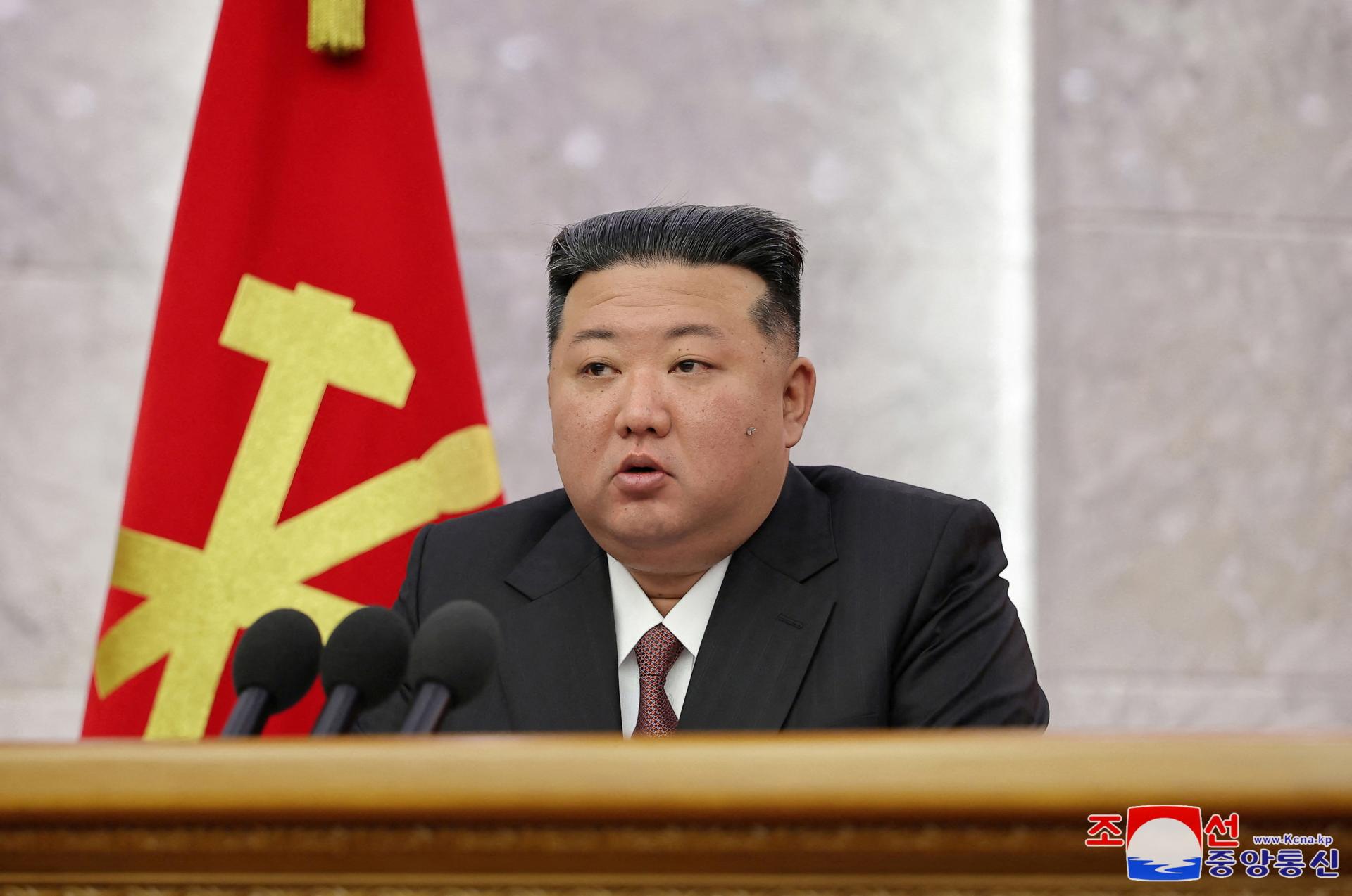 Obyvatelia KĽDR nosia odznaky s Kim Čong-unom, kult jeho osobnosti rastie