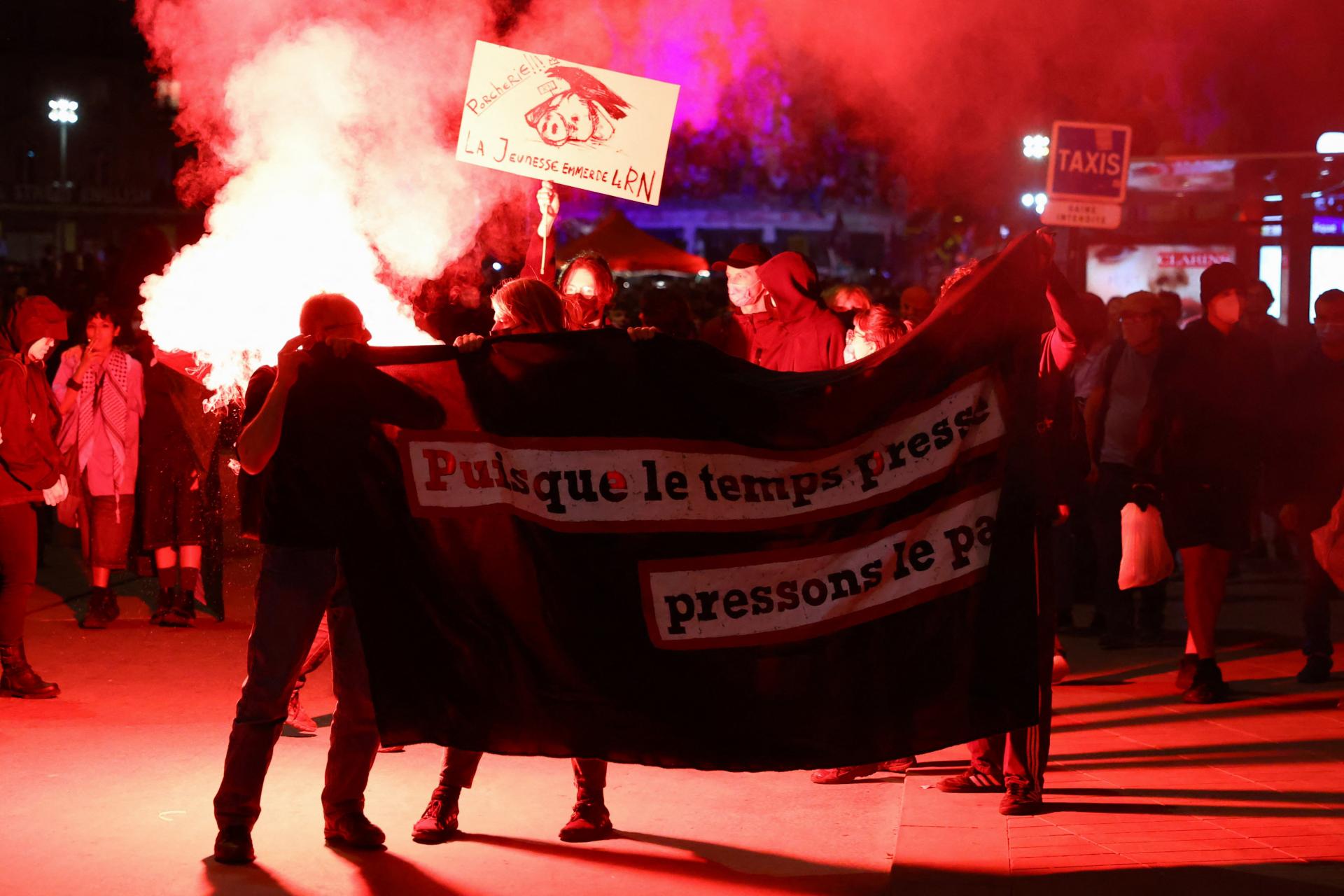 Tisíce ľudí vo Francúzsku protestovali proti krajnej pravici