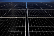 Fotovoltické a veterné elektrárne inštalované v kombinácii s batériovým úložiskom eliminujú negatívne vplyvy obnoviteľných zdrojov na distribučnú sieť. FOTO: Reuters