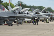 Bojové lietadlá z krajiny NATO stoja pred hangárom na americkej vojenskej leteckej základni Ramstein. FOTO: Reuters