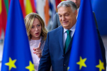 Maďarský premiér Viktor Orbán a talianska premiérka Giorgia Meloniová. FOTO: Reuters