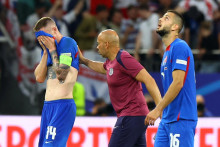 Sklamaní slovenskí futbalisti po záverečnom hvizde. FOTO: Reuters