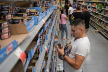 Ľudia nakupujú zásoby v supermarkete pred príchodom hurikánu Beryl. FOTO: Reuters