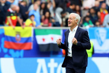 Franc&uacute;zsky tr&eacute;ner Didier Deschamps oslavuje v&iacute;ťazstvo 1:0. FOTO: Reuters