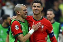 Pepe a Cristiano Ronaldo oslavujú víťazstvo. FOTO: Reuters