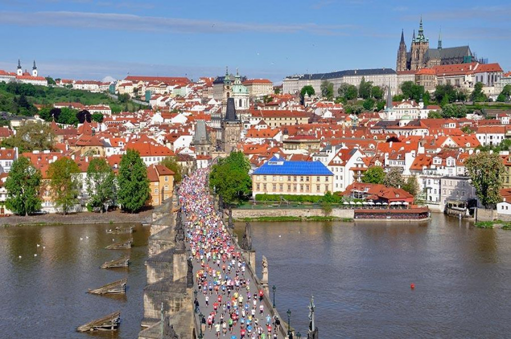 Hradčany a Karlov most nevynechá žiaden návštevník Prahy. FOTO: Shutterstock