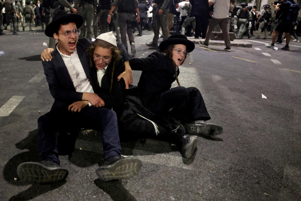 Ultraortodoxní židia protestujú proti rozhodnutiu izraelského najvyššieho súdu, ktoré vyžaduje, aby ich štát začal povolávať do armády. FOTO: Reuters