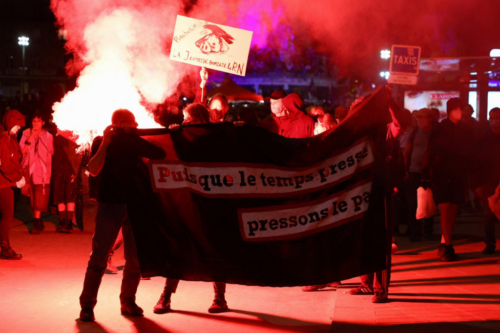 Maskovaní demonštranti protestujú proti francúzskej krajne pravicovej strane Národné združenie. FOTO: Reuters