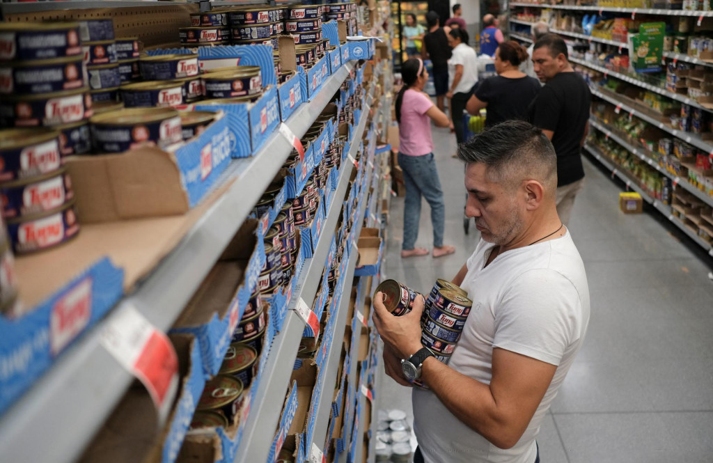 Ľudia nakupujú zásoby v supermarkete pred príchodom hurikánu Beryl. FOTO: Reuters