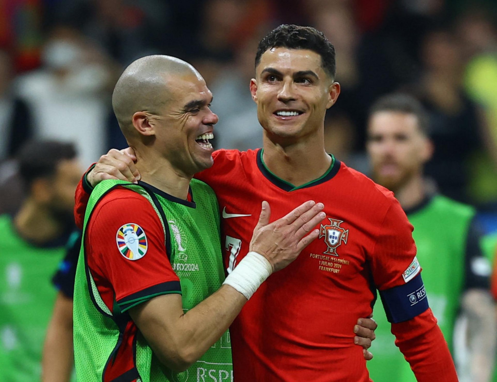 Pepe a Cristiano Ronaldo oslavujú víťazstvo. FOTO: Reuters