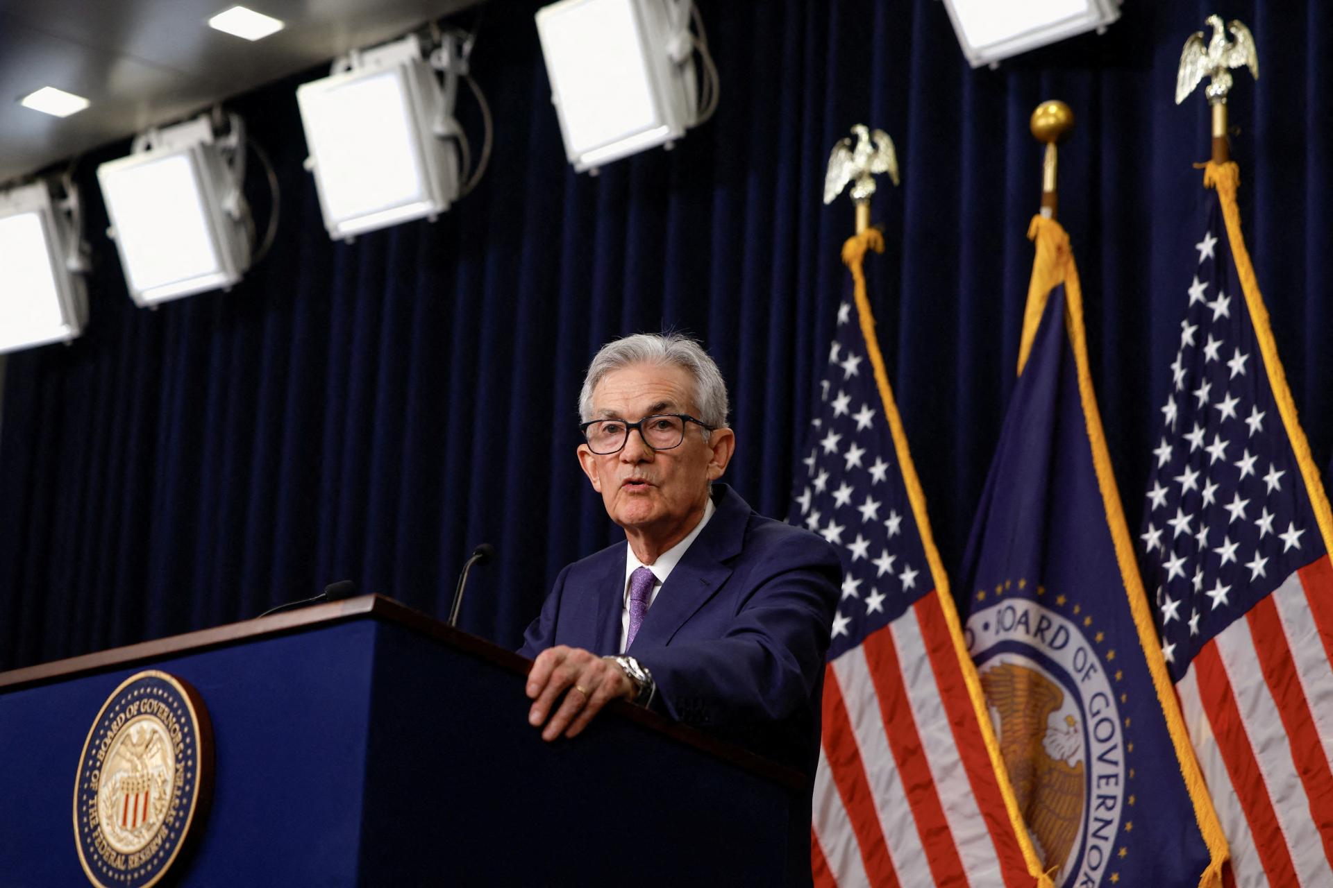 Americká centrálna banka potrebuje viac dôkazov o zmierňovaní inflácie, než zníži sadzby, vraví jej šéf Powell