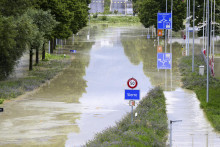 Voda z rieky Rhône sa vyliala na ulice po silných búrkach, ktoré spôsobili záplavy v meste Sierre na juhozápade Švajčiarska. FOTO: TASR/AP