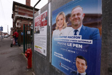 Predvolebný plagát Marine Le Pen, francúzskej krajne pravicovej líderky a kandidátky krajnej pravice Národné združenie. FOTO: Reuters