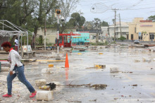 Ulica plná trosiek v štvrti Hastings po tom, čo hurikán Beryl prešiel cez Barbados. FOTO: Reuters