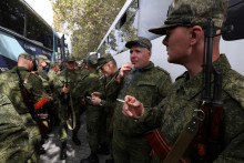 Vojaci majú v boji jedinú oporu – kolegu alebo kamaráta po svojom boku. FOTO: Reuters