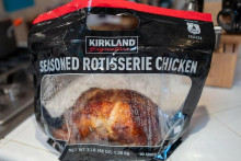 Grilované kura Costco v novom obale. Donedávna sa predávalo v plastovej vaničke, ktorú zákazníci považovali za praktickejšiu. FOTO: Getty Images