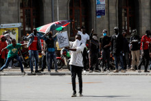 Dnešné demonštrácie sa začali pokojne, ale v priebehu dňa sa zmenili na násilnosti. FOTO: Reuters
