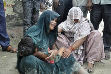 SENSITIVE MATERIAL. THIS IMAGE MAY OFFEND OR DISTURB A woman is consoled as she mourns after her son died in a stampede outside a hospital in Hathras district in the northern state of Uttar Pradesh, India, July 2, 2024. REUTERS/Stringer BEST QUALITY AVAILABLE FOTO: Stringer