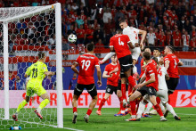 Turecký Merih Demiral skóruje druhý gól. FOTO: REUTERS