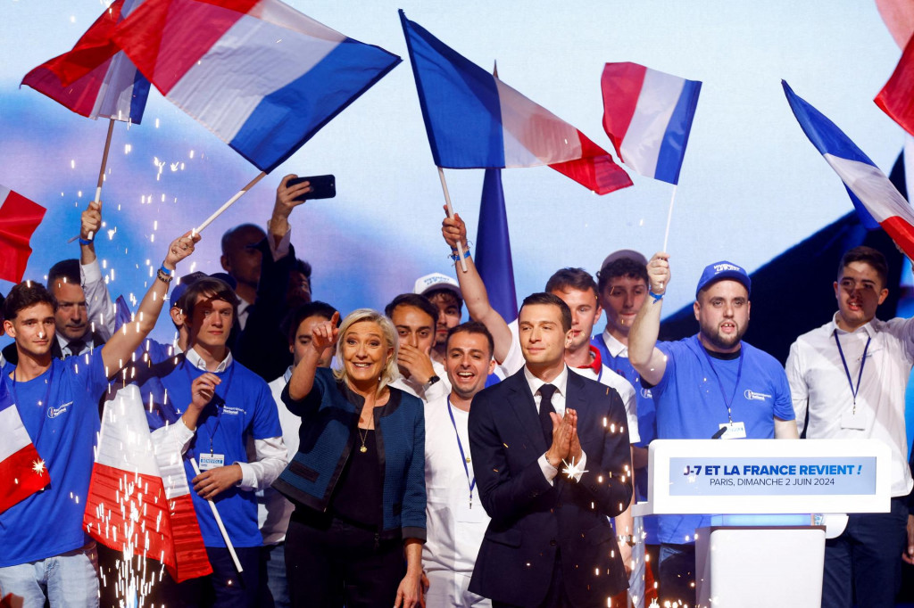 Čelní predstavitelia francúzskeho krajne pravicového Národného združenia Marine Le Penová a Jordan Bardella. FOTO: Reuters